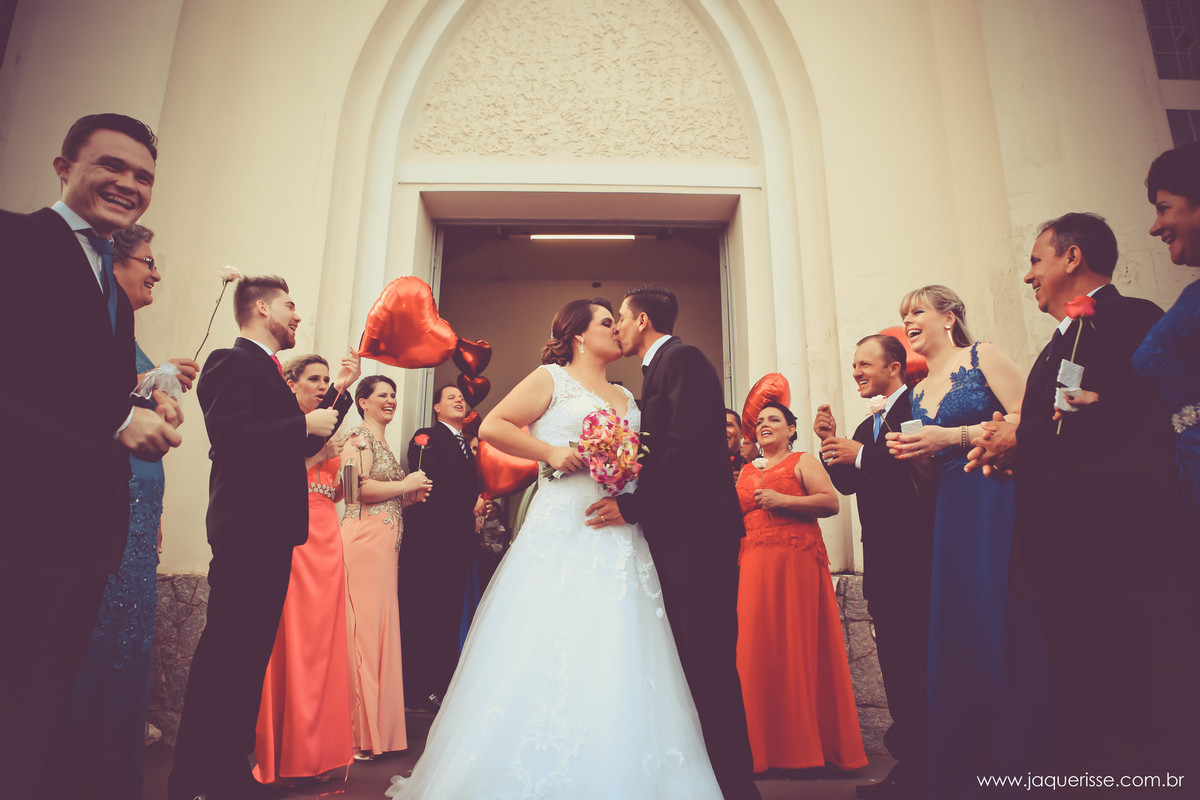jaque risse, andre risse, estudio bebedouro, melhores fotografos, noivos na saida da igreja sebeijando e convidados olhando