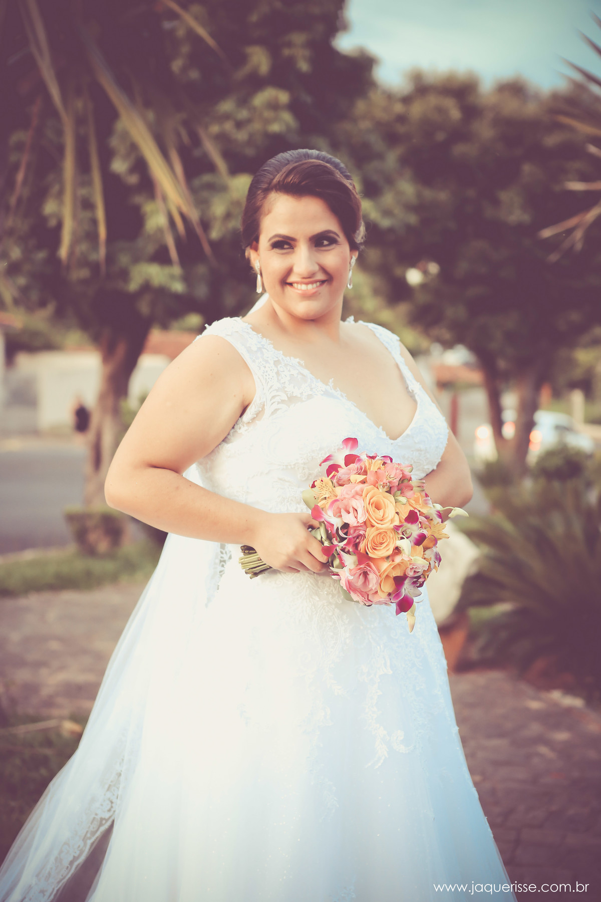 jaque risse, andre risse, estudio beebdouro, melhores fotografos, noiva na praça, com seu buque na mao e sorrindo