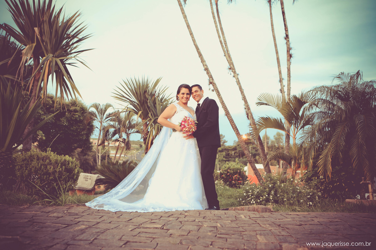 jaque risse, andre risse, estudio bebedouro, melhores fotografos, noivos abraçados, sorrindo