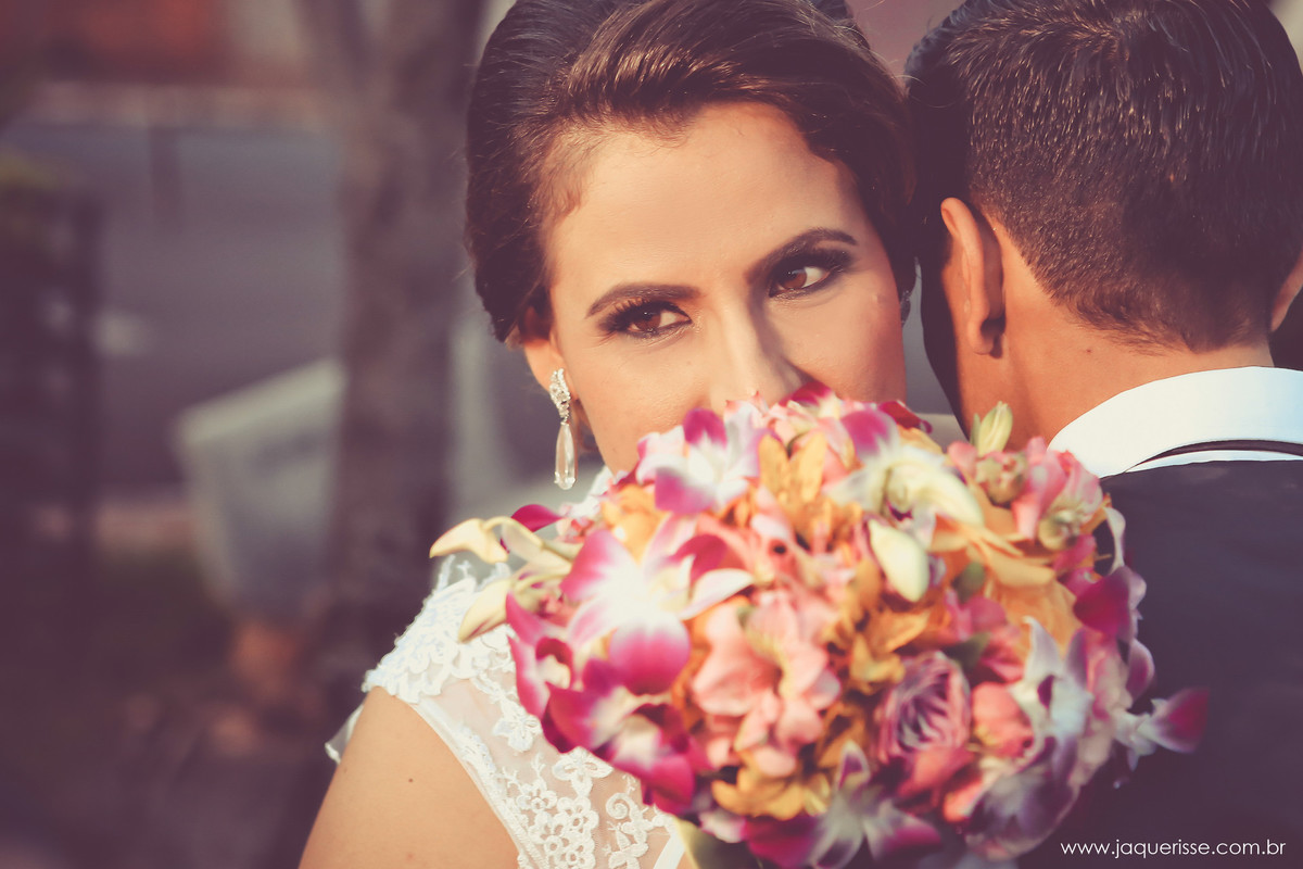 jaque risse, andre risse, estudio bebedouro, melhores fotografos, noiva cheirando seu buque e olhando para o lado, noivo a abraçando de costas