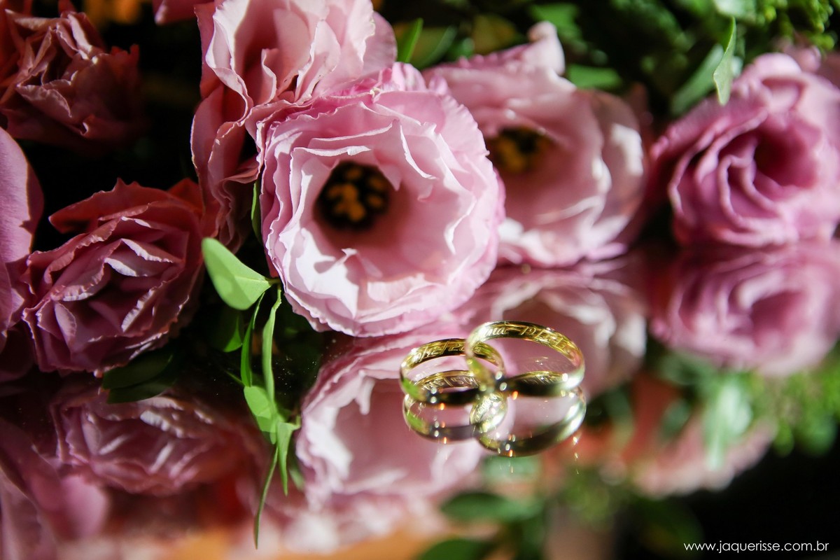 jaque risse, andre risse, estudio bebedouro, melhores fotografos, alianças dos noivos e flores de fundo