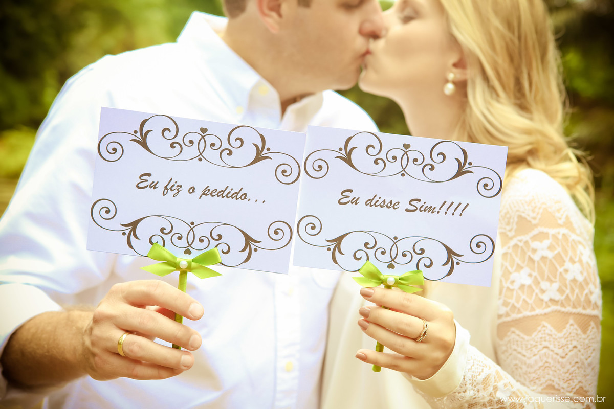 jaque risse, andre risse, estudio bebedouro, melhores fotografos, noivos se beijando e mostrando as plaquinhas