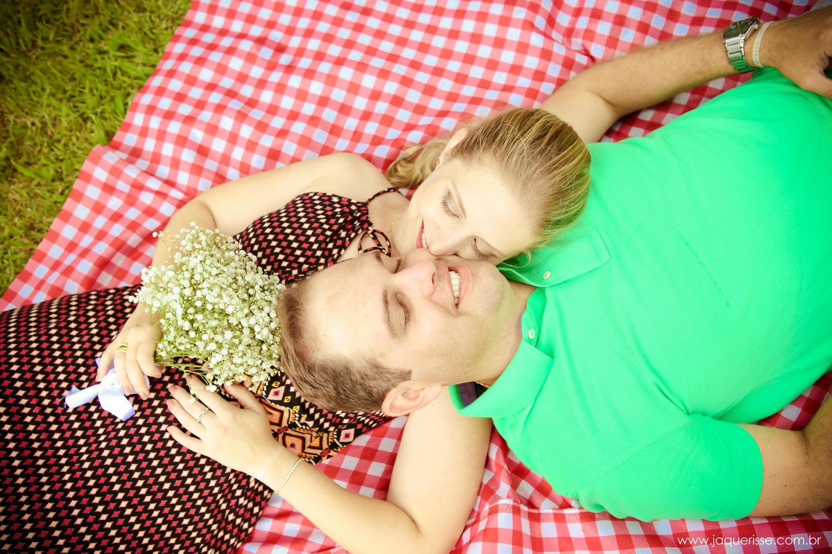 jaque risse, andre risse, estudio bebedouro, melhores fotografos, noivos deitados, noiva o cheirando,segurando o buque