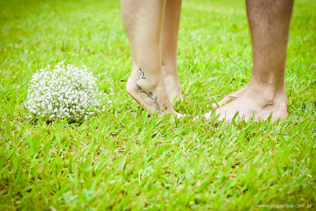 jaque risse, andre risse, estudio bebedouro, melhores fotografos, noivos descalços, noiva com os pes erguidos, buque ao lado na grama