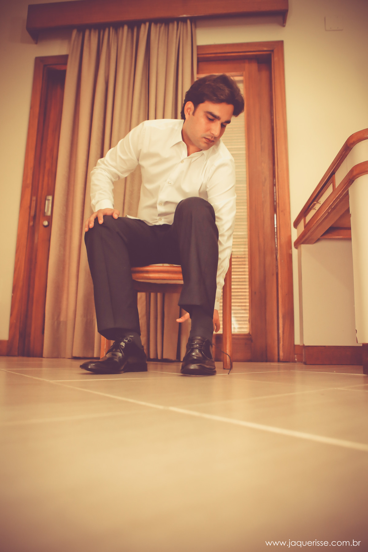 jaque risse, andre risse, estudio bebedouro, melhores fotografos, noivo calçando seu sapato