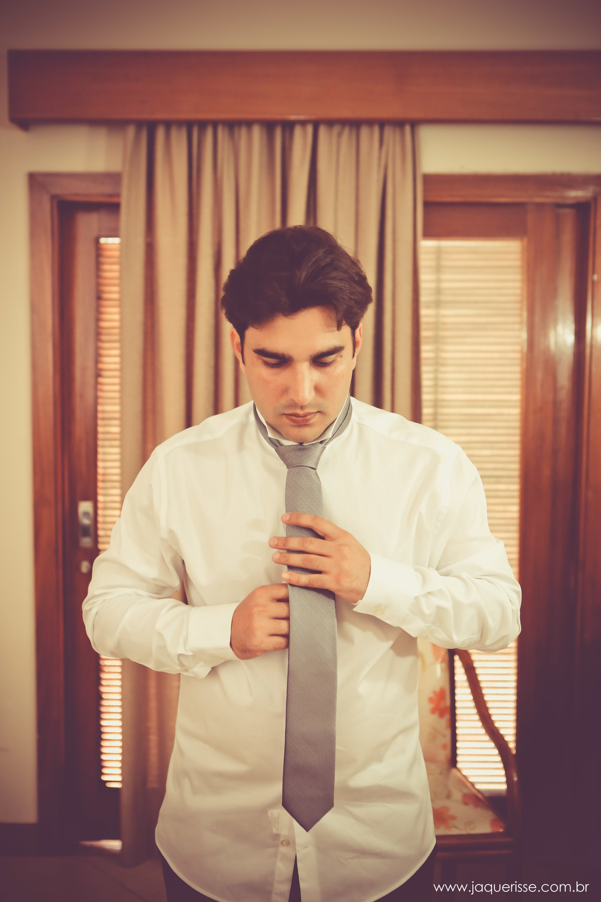 jaque risse, andre risse, estudio bebedouro, melhores fotografos, noivo colocando sua gravata