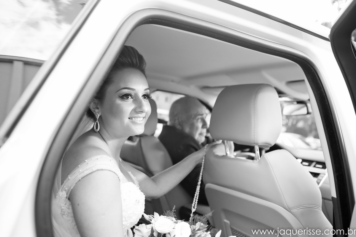 jaque risse, andre risse, estudio bebedouro, melhores fotografos, noiva no carro, com seu buque