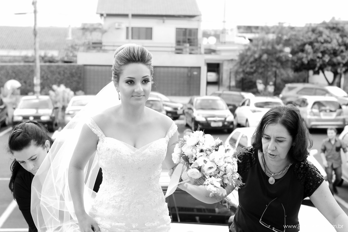 jaque risse, andre risse, estudio bebedouro, melhores fotografos, noiva entrando na igreja, com seu buque, cerimonialista ajudando