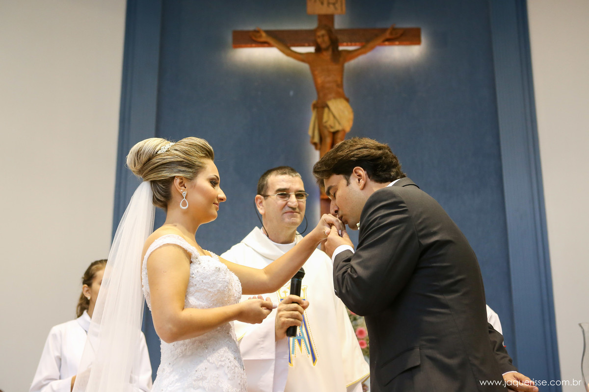 jaque risse, andre risse, estudio bebedouro, melhores fotografos, noivo beijando a mao de sua noiva
