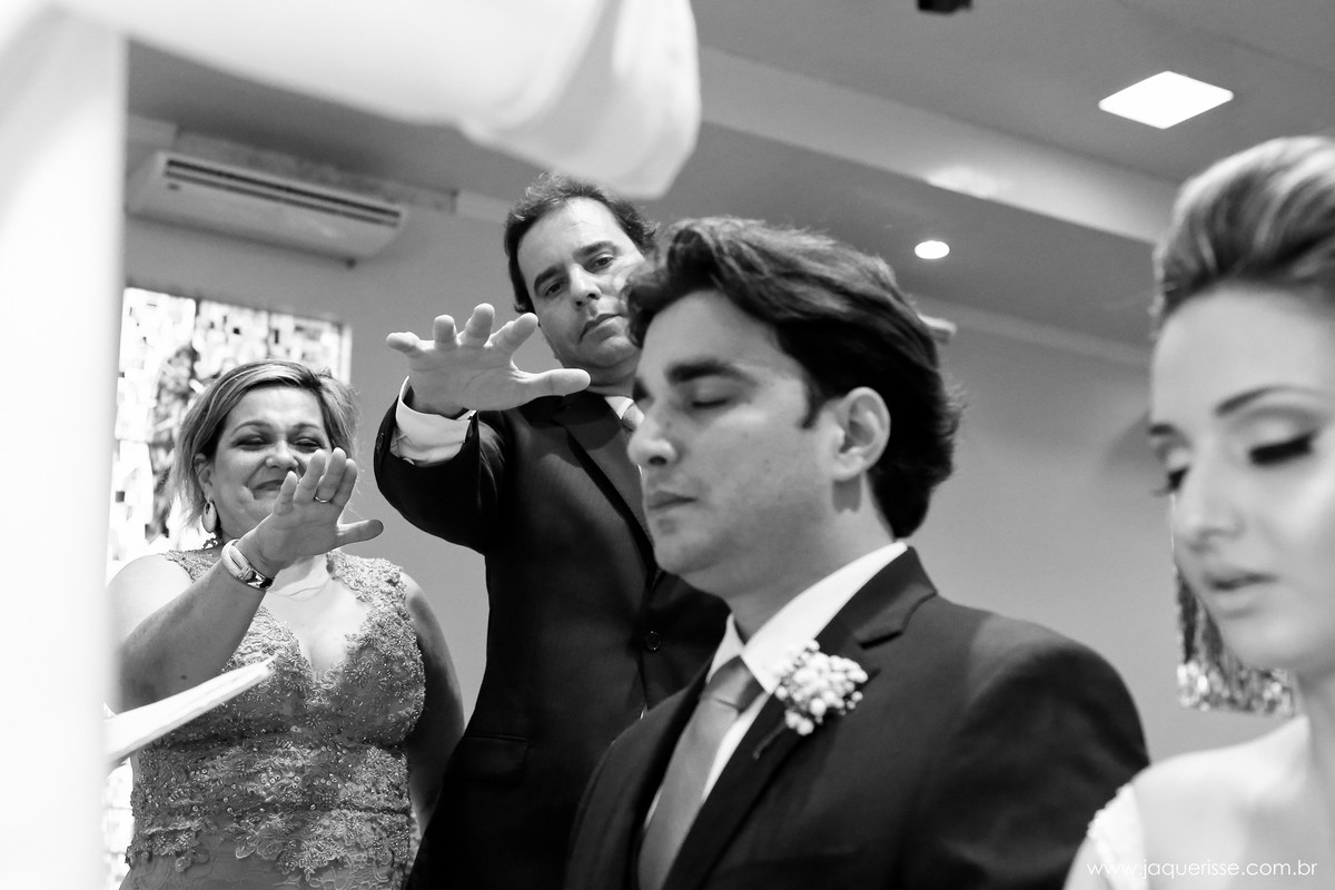 jaque risse, andre risse, estudio bebedouro, melhores fotografos, paisdo noivo com suas maos erguidas, em um momento de oraçao para seu filho