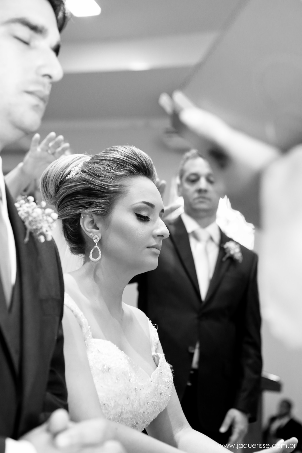 jaque risse, andre risse, estudio bebedouro, melhores fotografos, estudio bebedouro, melhores fotografos, pais da noiva com suas maos erguidas em um momento de oraçao para sua filha