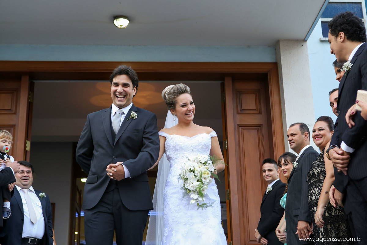 jaque risse, andre risse, estudio bebedouro, noivos saindo da igreja, super sorridentes