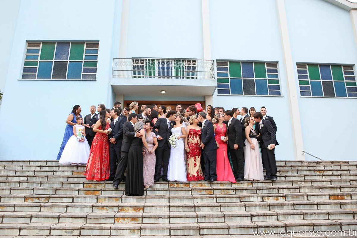 jaque risse, andre risse, estudio bebedouro, melhores fotografos, padrinhos e noivos se beijando na porta da igreja