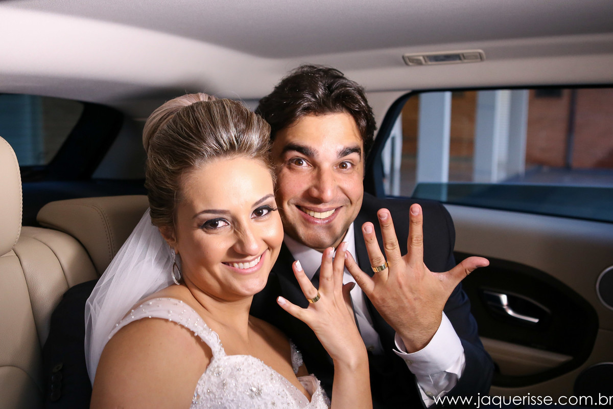 jaque risse, andre risse, estudio beebdouro, melhores fotografos, noivos no carro, mostrando suas alianças