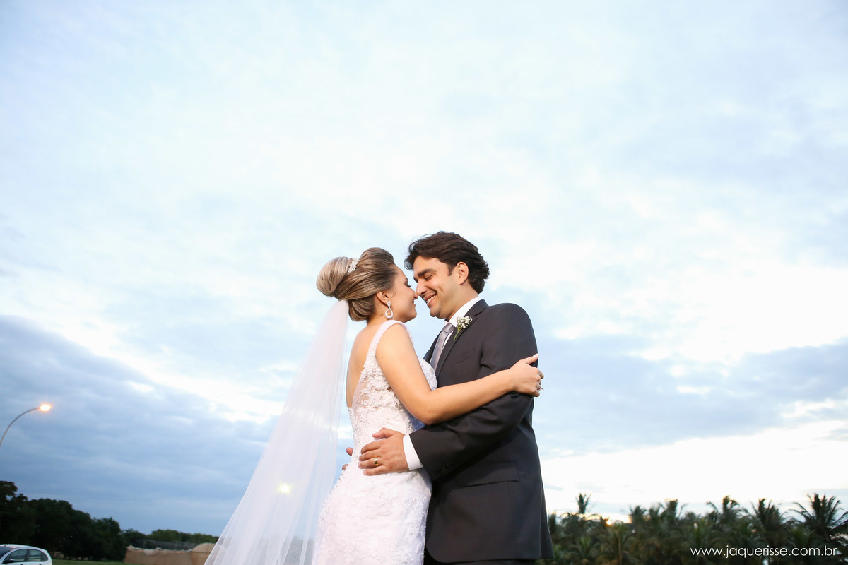 jaque risse, andre risse, estudio bebedouro, melhores fotografos, noivos encostado nariz com nariz, sorrindo