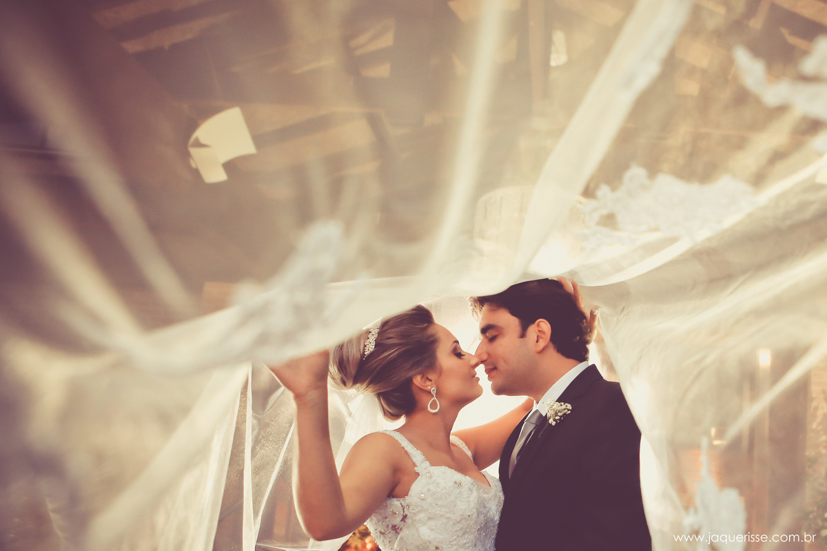jaque risse, andre risse, estudio bebedouro, melhores fotografos, noivos em baixo do veu da noiva, prontos para se beijarem