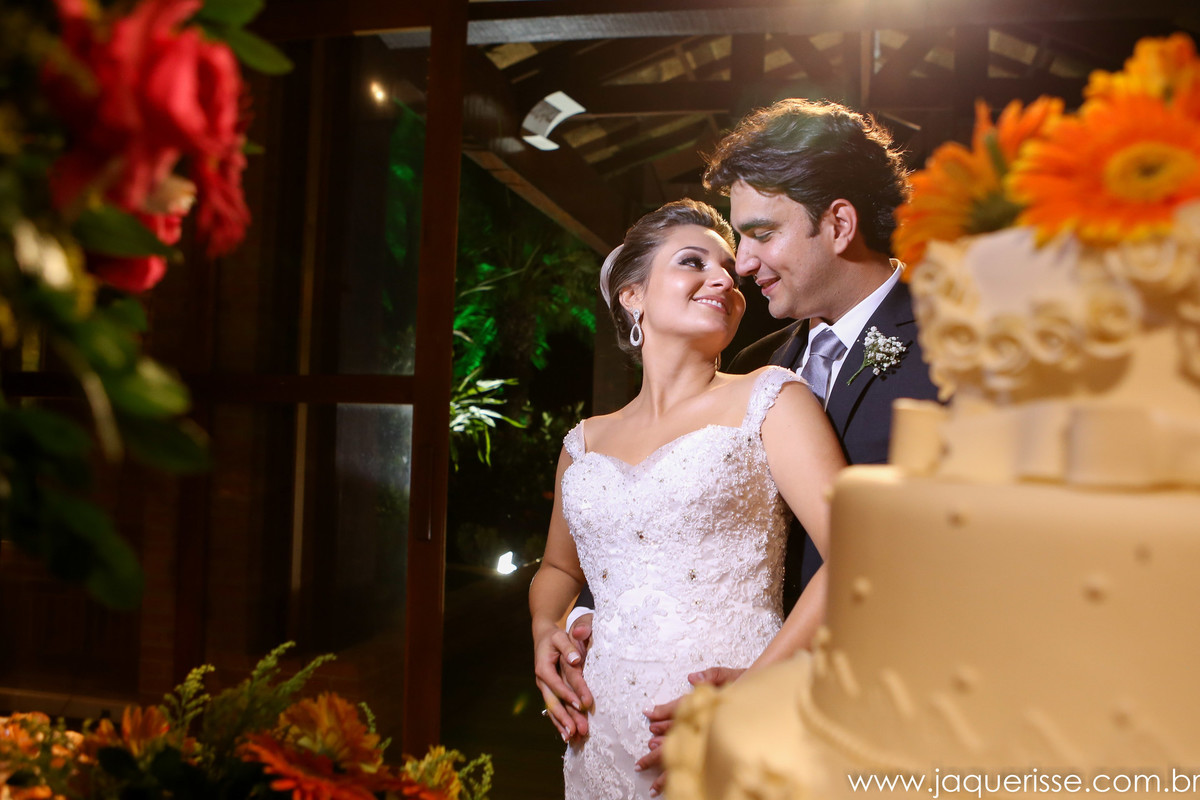 jaque risse, andre risse, estudio bebedouro, melhores fotografos, noivos na mesa do bolo, se olhando e sorrindo