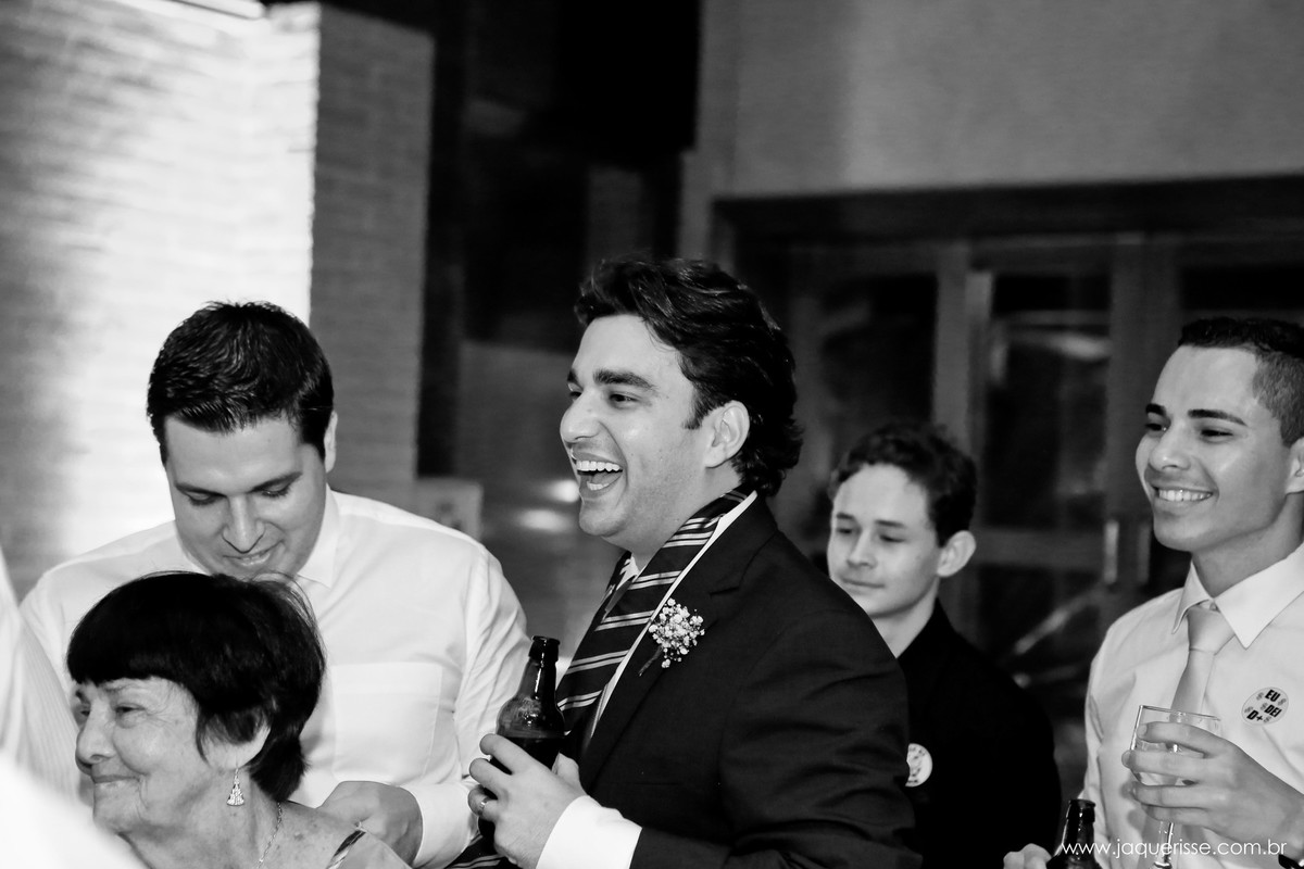 jaque risse, andre risse, estudio bebedouro, melhores fotografos, noivo com seus padrinhos na hora da gravata