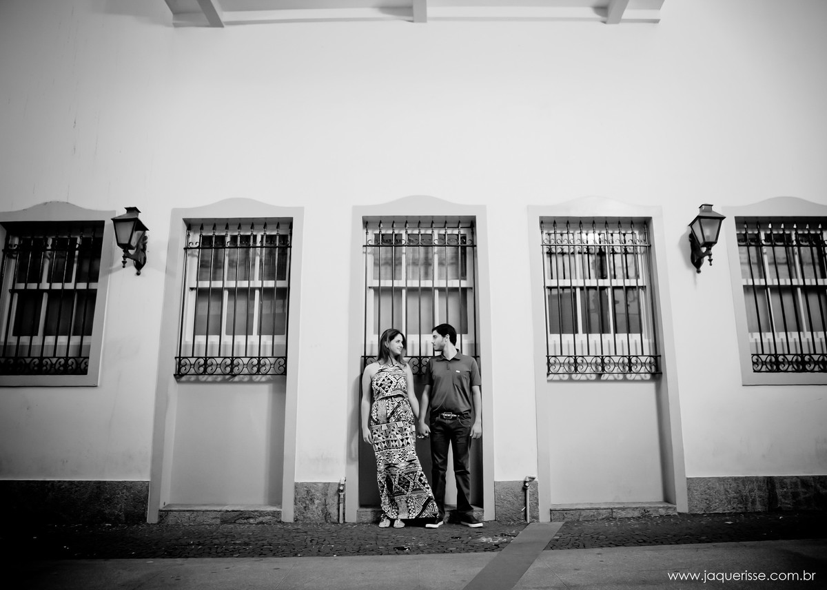 jaque risse, andre risse, estudio bebedouro, melhores fotografos, noivos de maos dadas, em frente a uma janela, se olhando