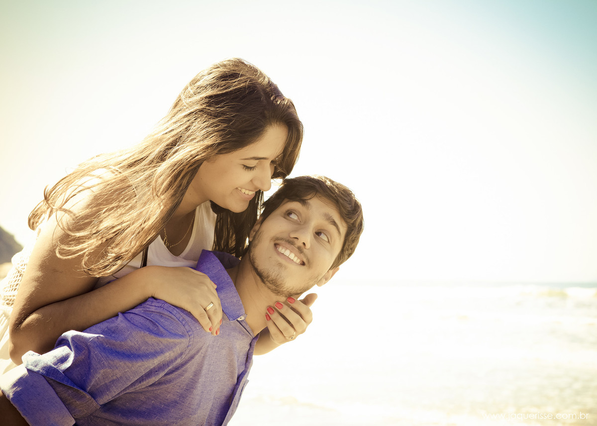 jaque risse, andre risse, estudio bebedouro, noivo carregando sua noiva de cavalinho, ambos se olhando e sorrindo