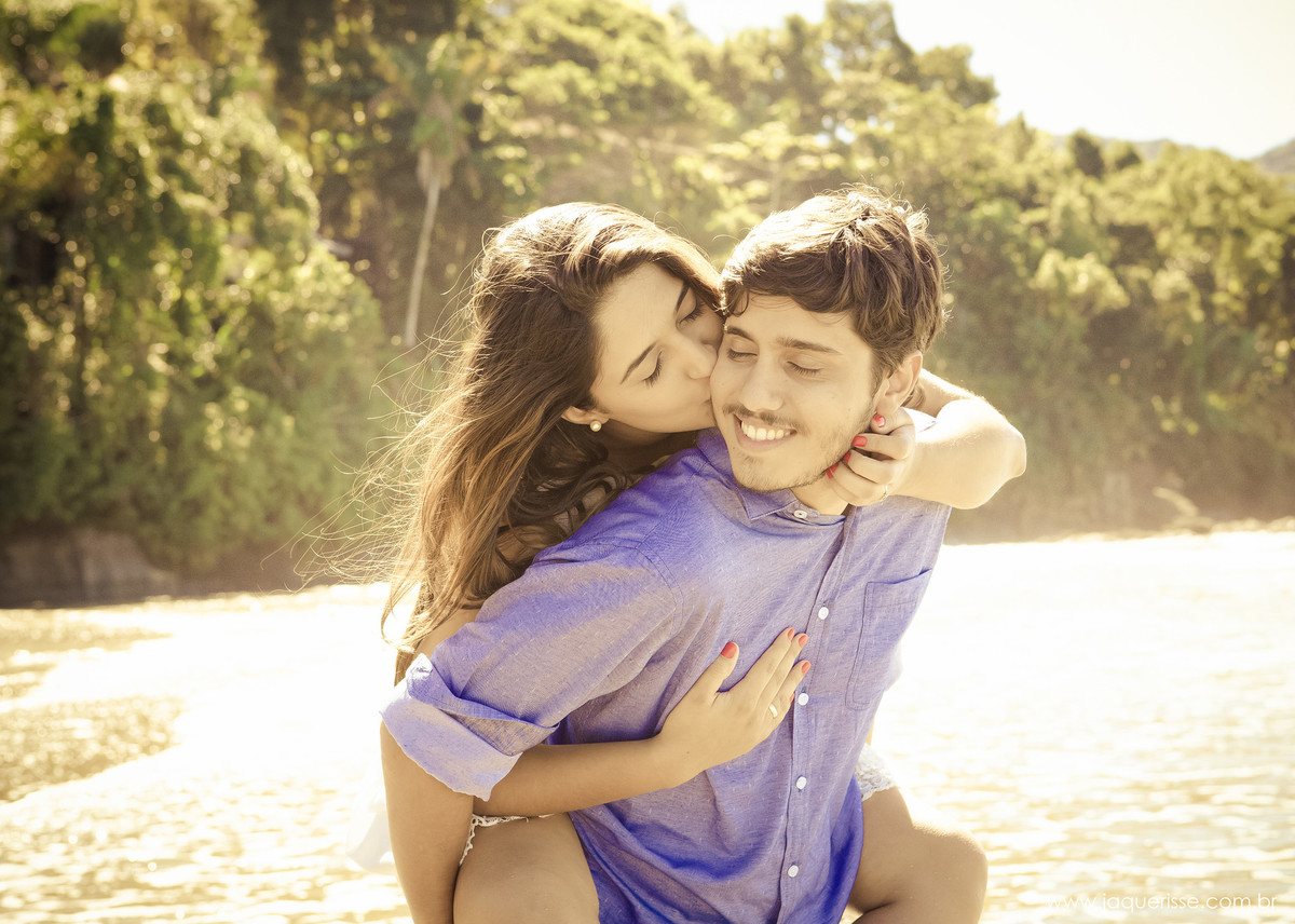 jaque risse, andre risse, estudio bebedouro, melhores fotografos, noivo carregando sua noiva de cavalinho, com os olhos fechados sorrindo, sua noiva beijando o rosto dele