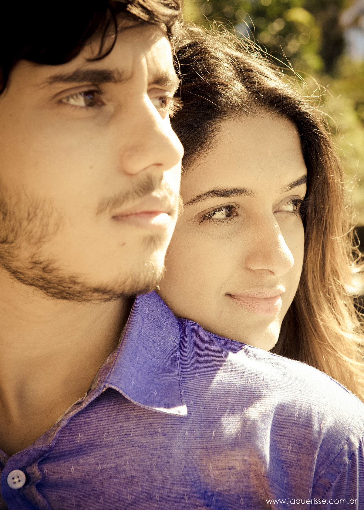 jaque risse, andre risse, estudio bebedouro, melhores fotografos, noiva encostrada no ombro do seu noivo, ambos olhando para o lado