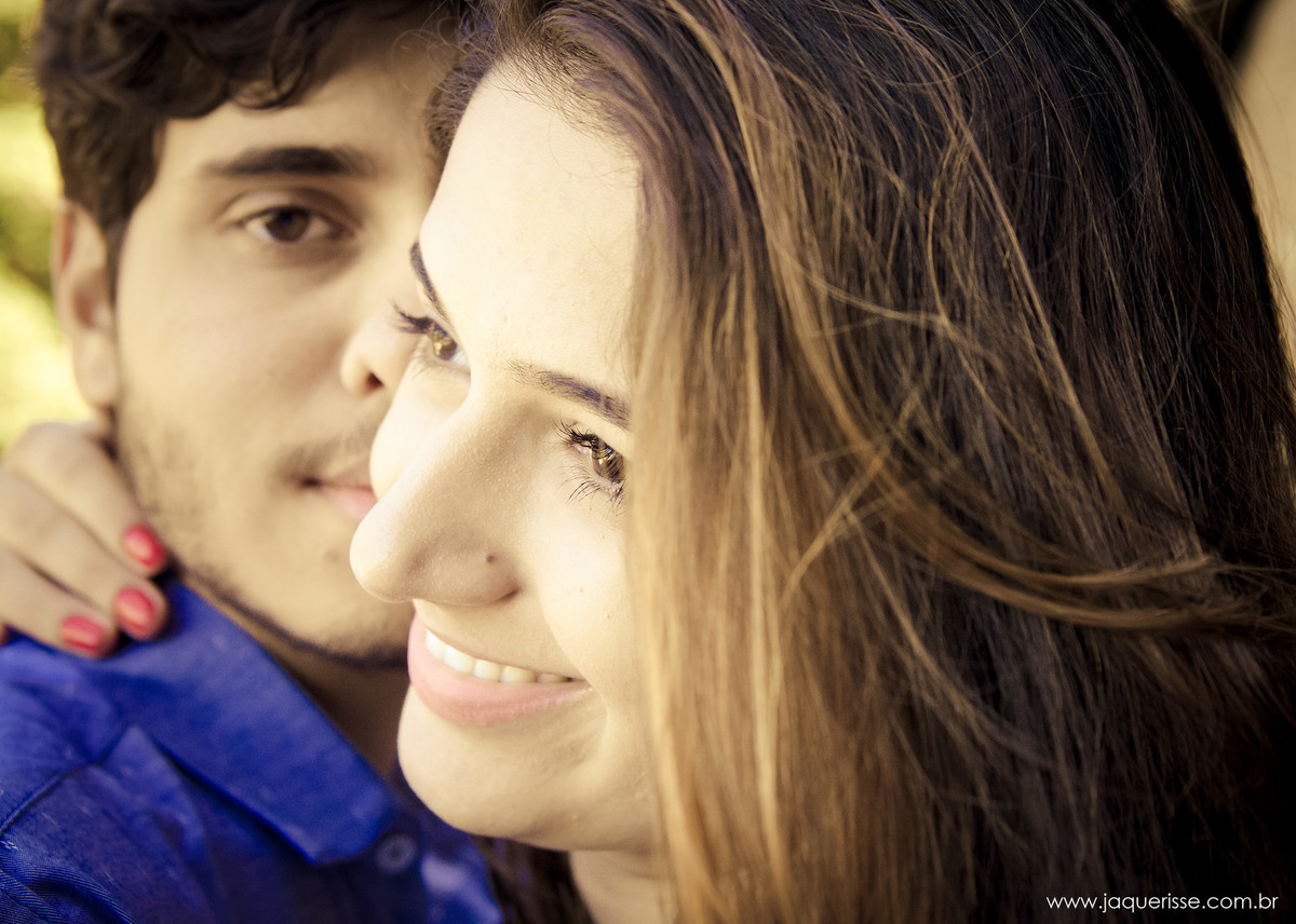 jaque risse, andre risse, estudio bebedouro, melhores fotografos, noivos abraçados, noiva olhando para o lado e sorrindo, noivo olhando para frente