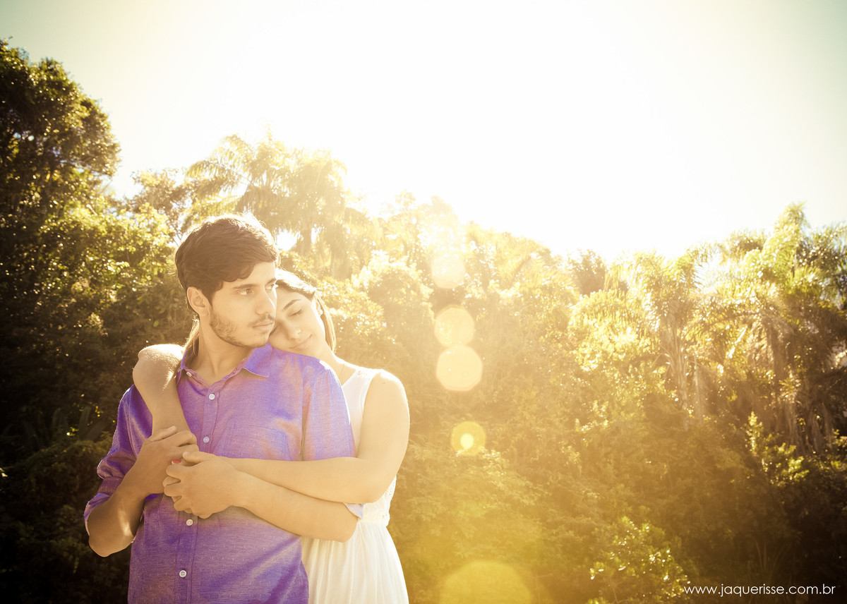 jaque risse, andre risse, estudio bebedouro, melhores fotografos,noiva encostada na costas  do noivo, de olhos fechados, noivo olhando para o lado