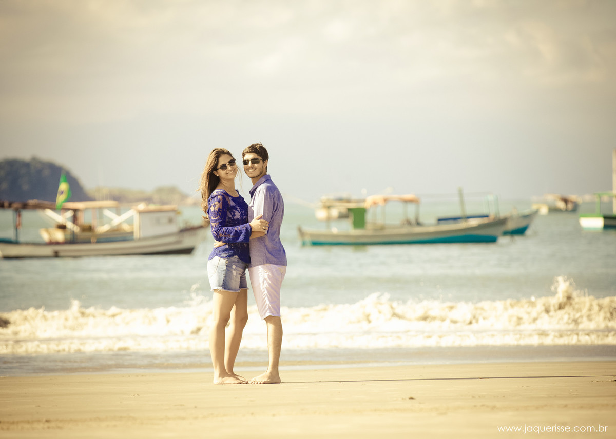jaque risse, andre risse, estudio bebedouro, melhores fotografos, noivos abraçados de frente para o outro, olhando para frente e sorrindo, ambos de oculos de sol