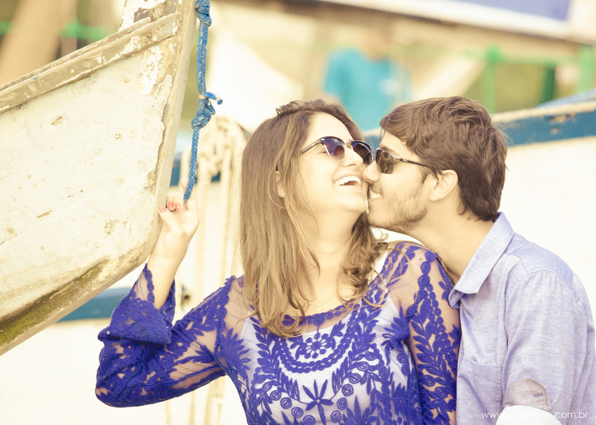 jaque risse, andre risse, estudio bebedouro, melhores fotografos, noivos sorrindo, noiva segurando na corda do barco, noivo a beijando, ambos sorrindo e de oculos de sol