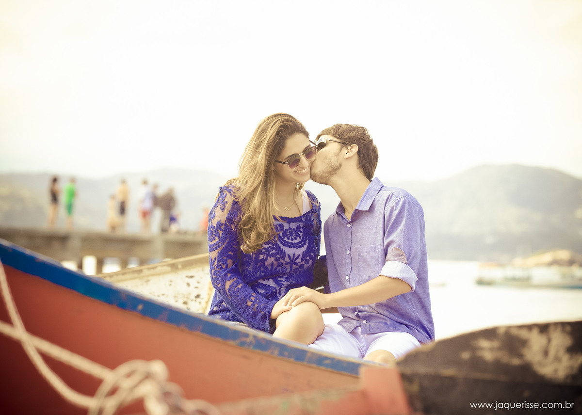 jaque risse, andre risse, estudio bebedouro, melhores fotografos, noivos no barco, noivo beijando a noiva no rosto, noiva sorrindo, ambos de oculos de sol