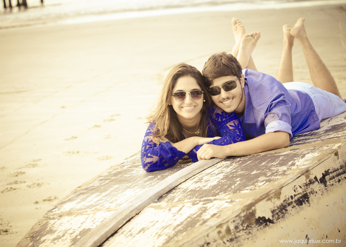 jaque risse, andre risse, estudio bebedouro, melhores fotografos, noivos deitados de barriga para baixo, com as pernas erguidas e cruzadas, ambos olhando, de oculos de sol e sorrindo