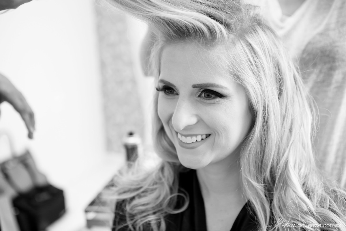 jaque risse, andre risse, estudio bebedouro, melhores fotografos, noiva sorrindo e arrumando seu penteado