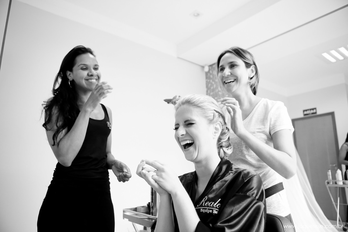 jaque risse, andre risse, estudio bebedouro, melhores fotografos, cabeleireira finalizando o cabelo da noiva, todas sorrindo