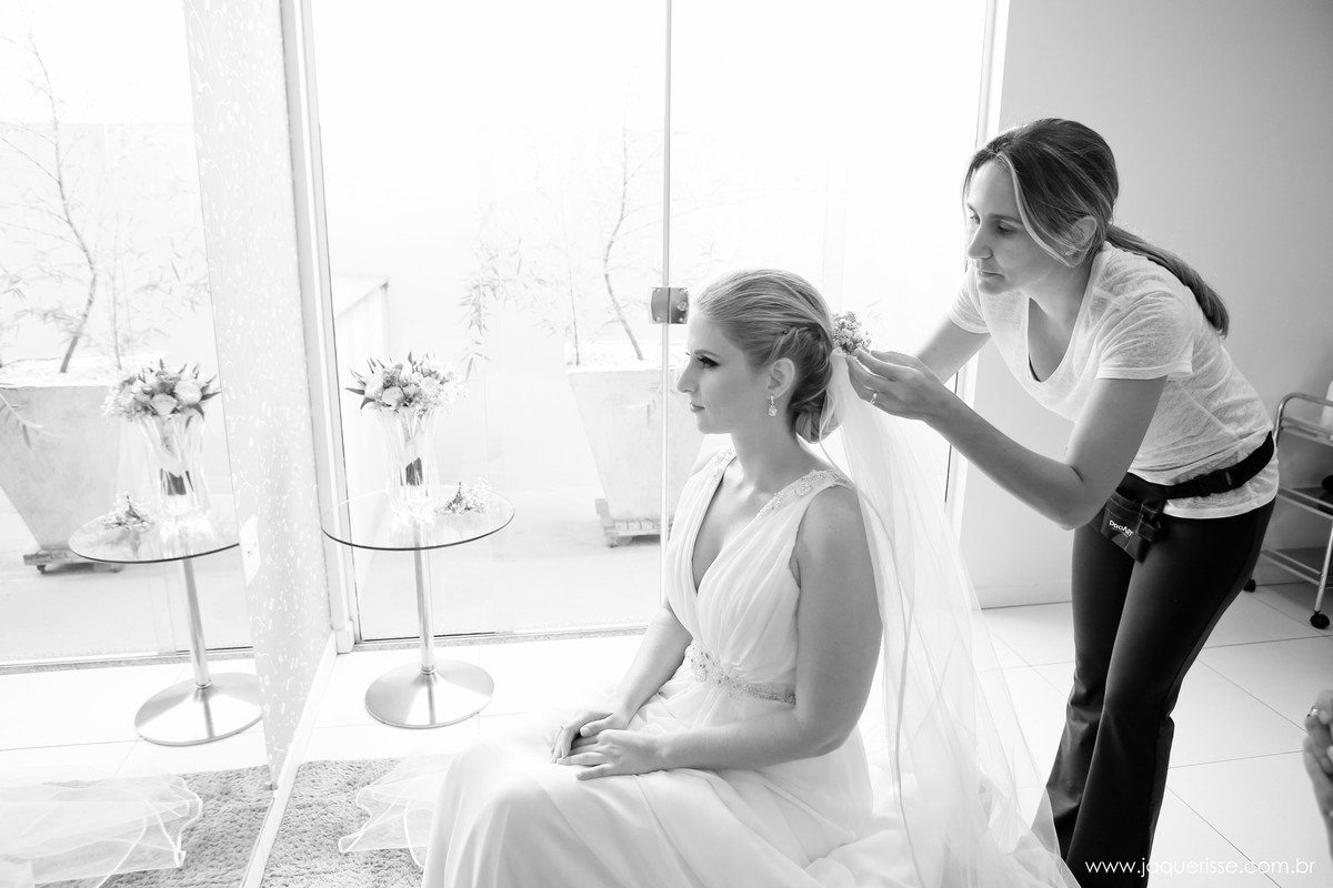 jaque risse, andre risse, estudio bebedouro, melhores fotografos, cabeleireira colocando o veu na noiva