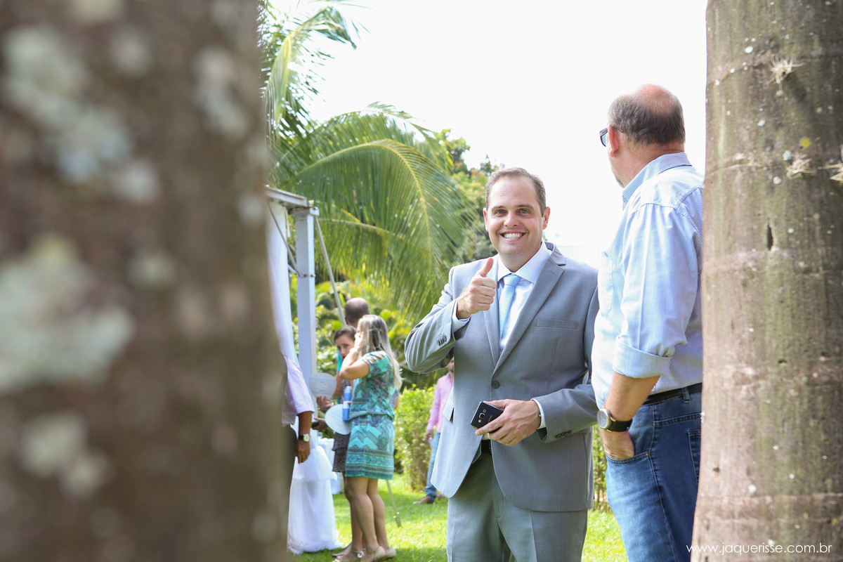jaque risse, andre risse, estudio bebedouro, melhores fotografos, noivo fazendo joia, sorrindo e segurando o celular