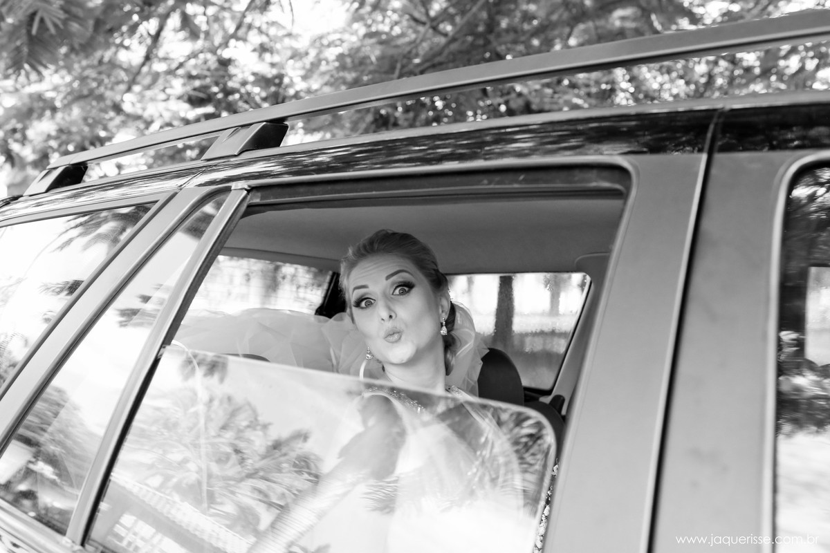jaque risse, andre risse, estudio bebedouro, melhores fotografos, noiva mandando beijo, dentro do carro
