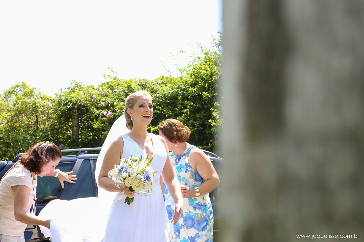 jaque risse, andre risse, estudio bebedouro, melhores fotografos, noiva saindo do carro, olhando e sorrindo