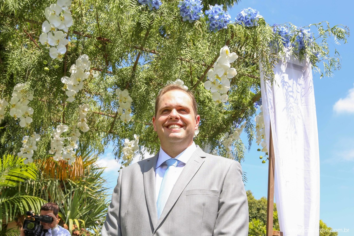 jaque risse, andre risse, estudio bebedouro, melhores fotografos, noivo no altar esperando sua noiva , sorrindo