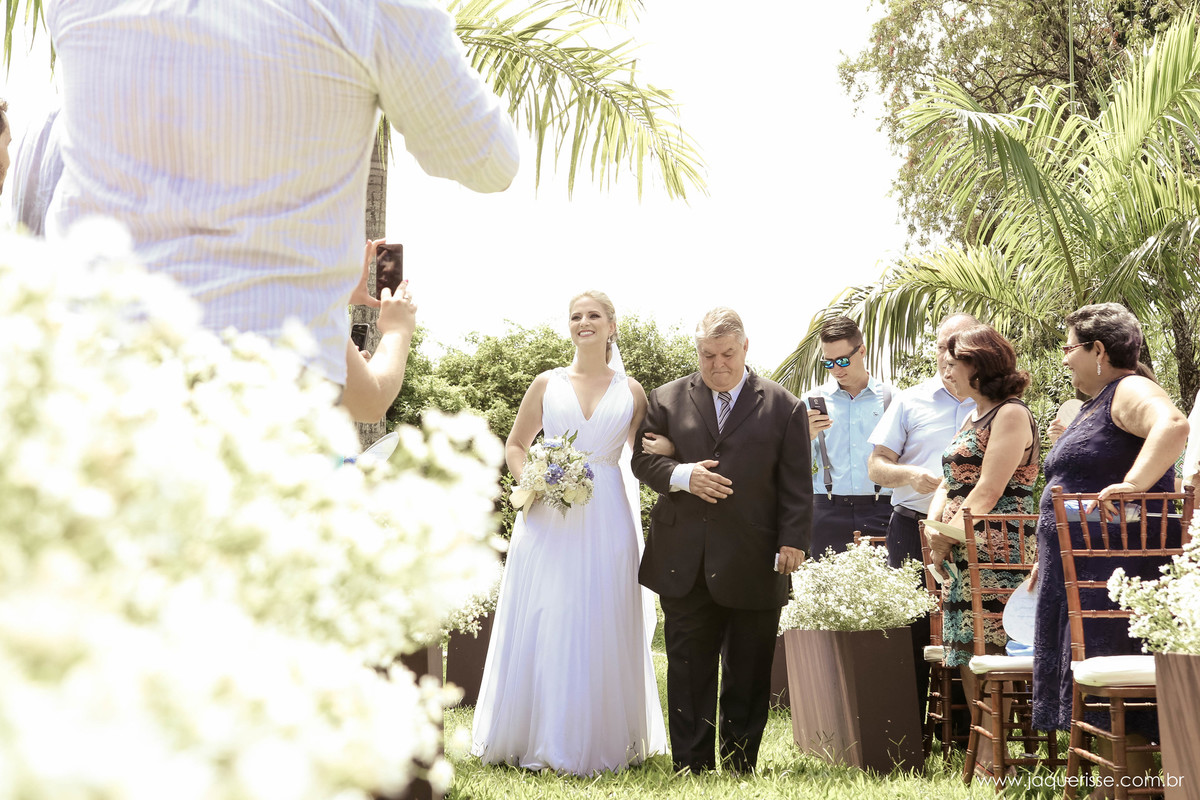 jaque risse, andre risse, estudio bebedouro, melhores fotografos, noiva entrando com seu pai, convidados ao redor