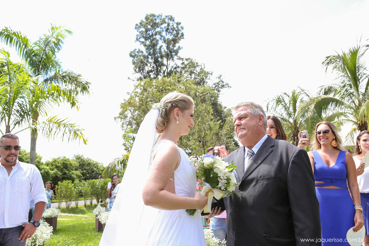 jaque risse, andre risse, estudio bebedouro, melhores fotografos, noiva olhando seu pai, segurando o buque, pai da noiva a olhando emocionado
