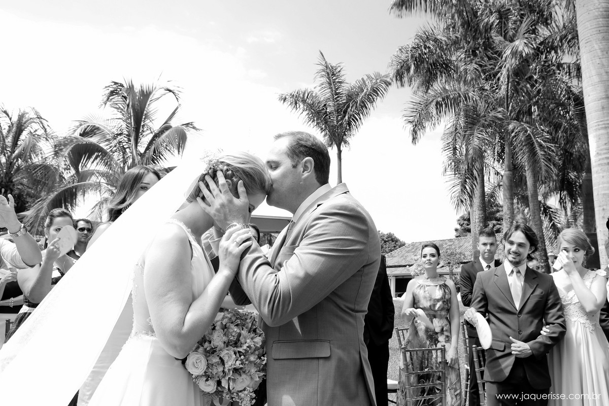 jaque risse, andre risse, estudio bebedouro, melhores fotografos, noivo beijando a testa de sua noiva