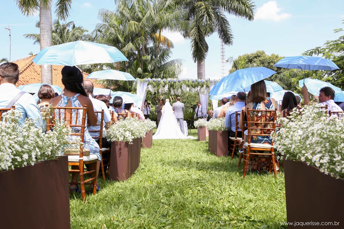 jaque risse, andre risse, estudio bebedouro, melhores fotografos, noivos no altar, convidados sentados, segurando a sombrinha