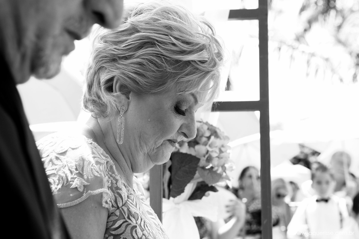 jaque risse, andre risse, estudio bebedouro, melhores fotografos, mae do noivo com a cabeça baixa chorando