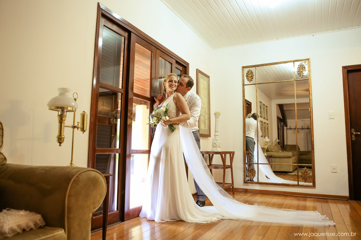 jaque risse, andre risse, estudio bebedouro, melhores fotografos, noivo abraçando sua noiva e beijando seu rosto, noiva sorrindo com os olhos fechados