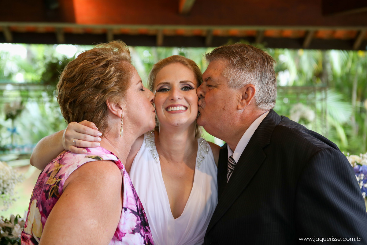 jaque risse, andre risse, estudio bebedouro, melhores fotografos, pais da noiva a beijando um de cada lado, noiva sorrindo