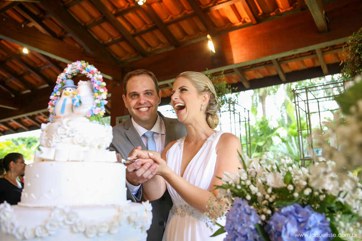 jaque risse, andre risse, estudio bebedouro, melhores fotografos, noivos cortando o bolo, sorrindo