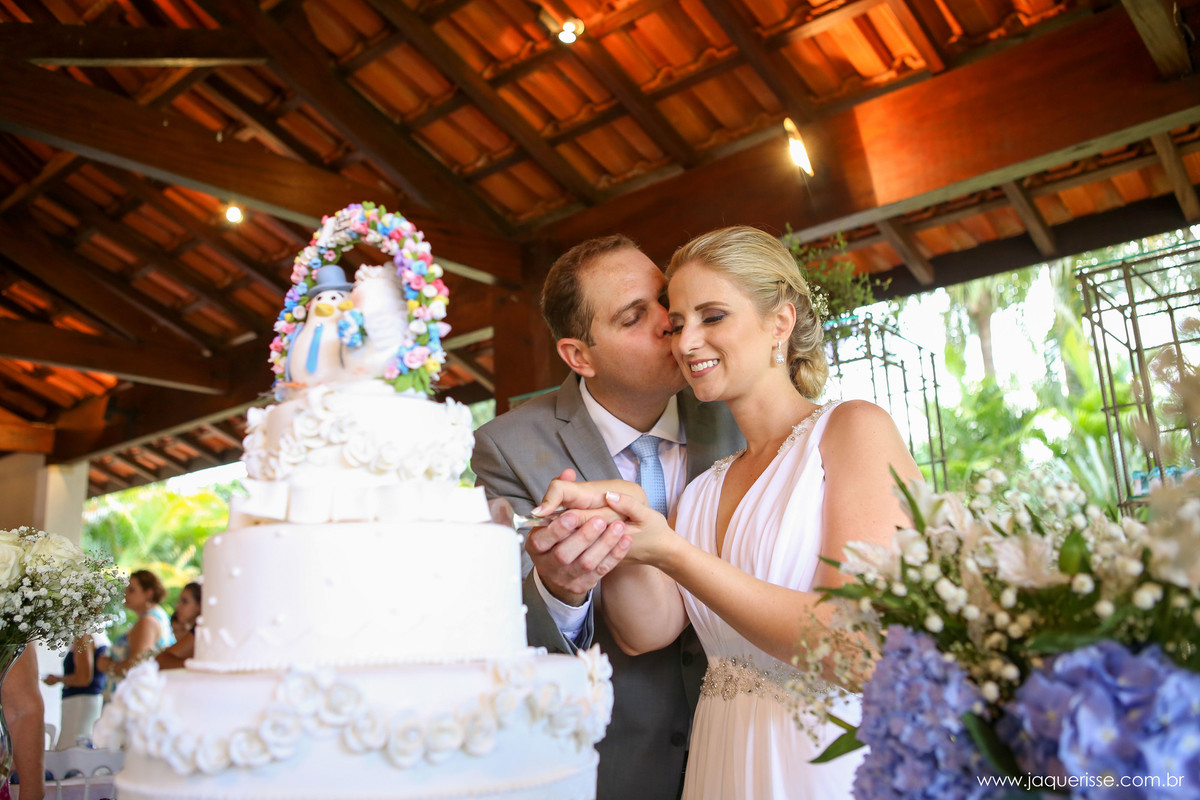jaque risse, andre risse, estudio bebedouro, melhores fotografosnoivos cortando o bolo, noivo beijando a noiva no rosto, noiva com os olhos fechados sorrindo