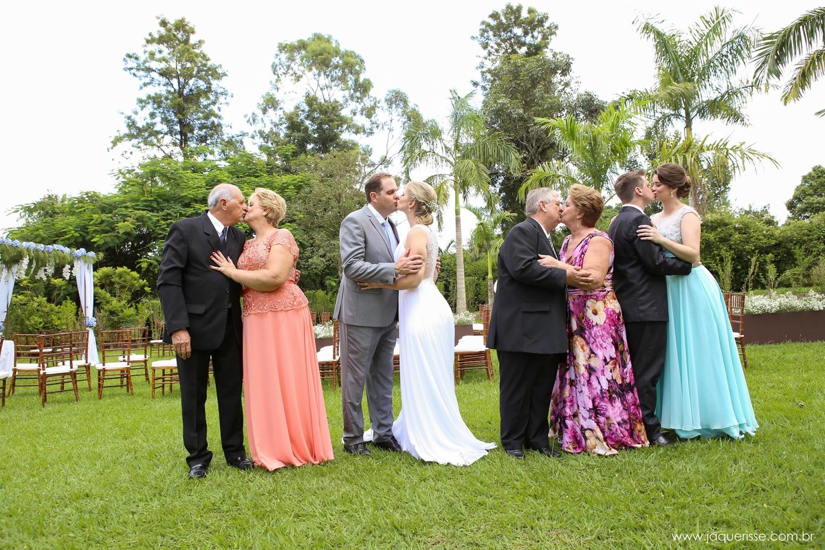 jaque risse, andre risse, estudio bebedouro, melhores fotografos, noivos, pais, irmao da noiva e cunhada se beijando