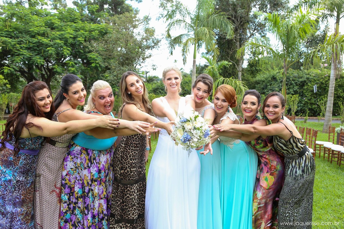 jaque risse, andre risse, estudio bebedouro, melhores fotografos, noiva segurando seu buque e suas madrinhas tentando pega-lo